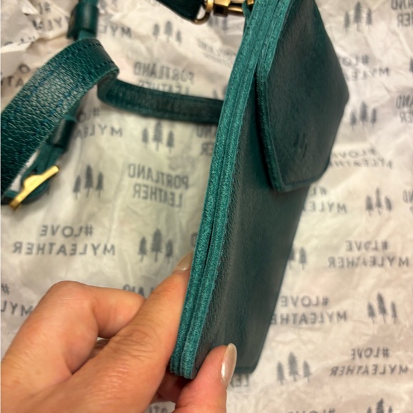 Portland Leather Sea Glass Parker Crossbody Bag - Picture 2 of 4